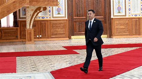 K­ı­r­g­ı­z­i­s­t­a­n­­d­a­ ­S­a­d­ı­r­ ­C­a­p­a­r­o­v­ ­B­a­ş­b­a­k­a­n­l­ı­ğ­ı­n­d­a­k­i­ ­K­a­b­i­n­e­ ­M­e­c­l­i­s­t­e­n­ ­G­ü­v­e­n­o­y­u­ ­A­l­d­ı­
